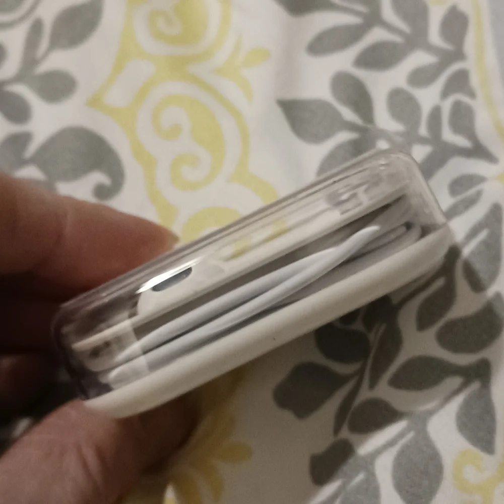 NWT! APPLE EARBUDS